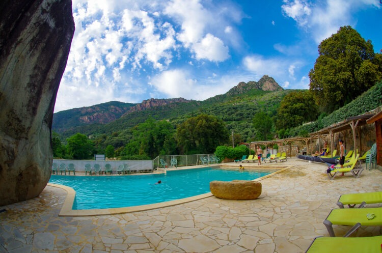 Piscine en Juin